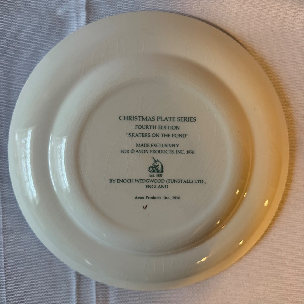 Avon Christmas Plate 1975 Skaters on the Pond Fourth Edition Wedgwood - Picture 2 of 2
